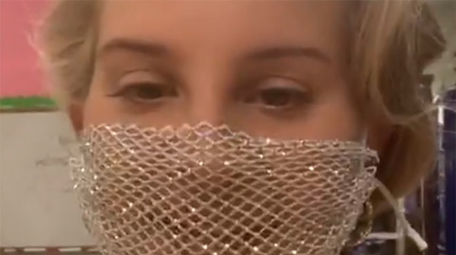 Lana Del Rey defends mesh face mask on Twitter after 'Michigan Daily' suggests she's canceled (2)