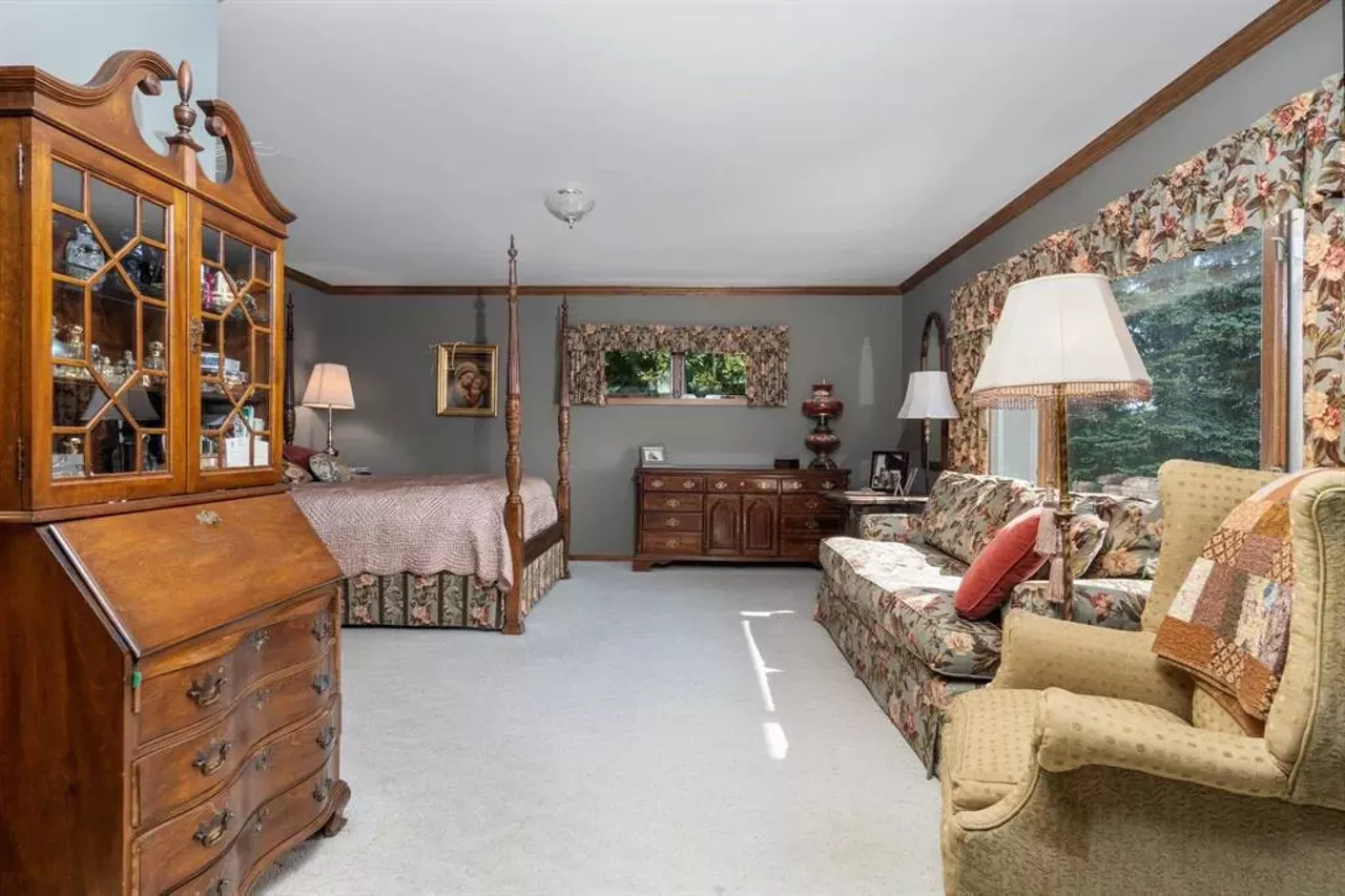 10343 E Hilltop Rd, Suttons Bay, MI 49682