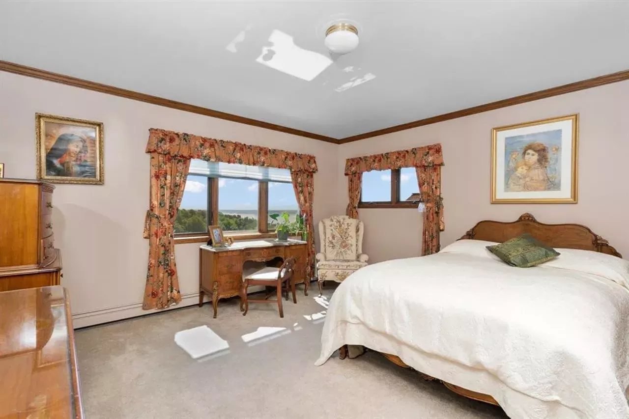 10343 E Hilltop Rd, Suttons Bay, MI 49682