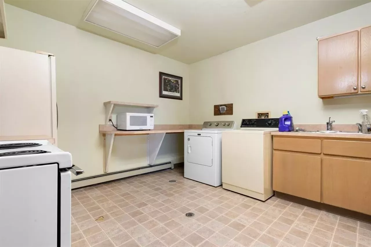 10343 E Hilltop Rd, Suttons Bay, MI 49682