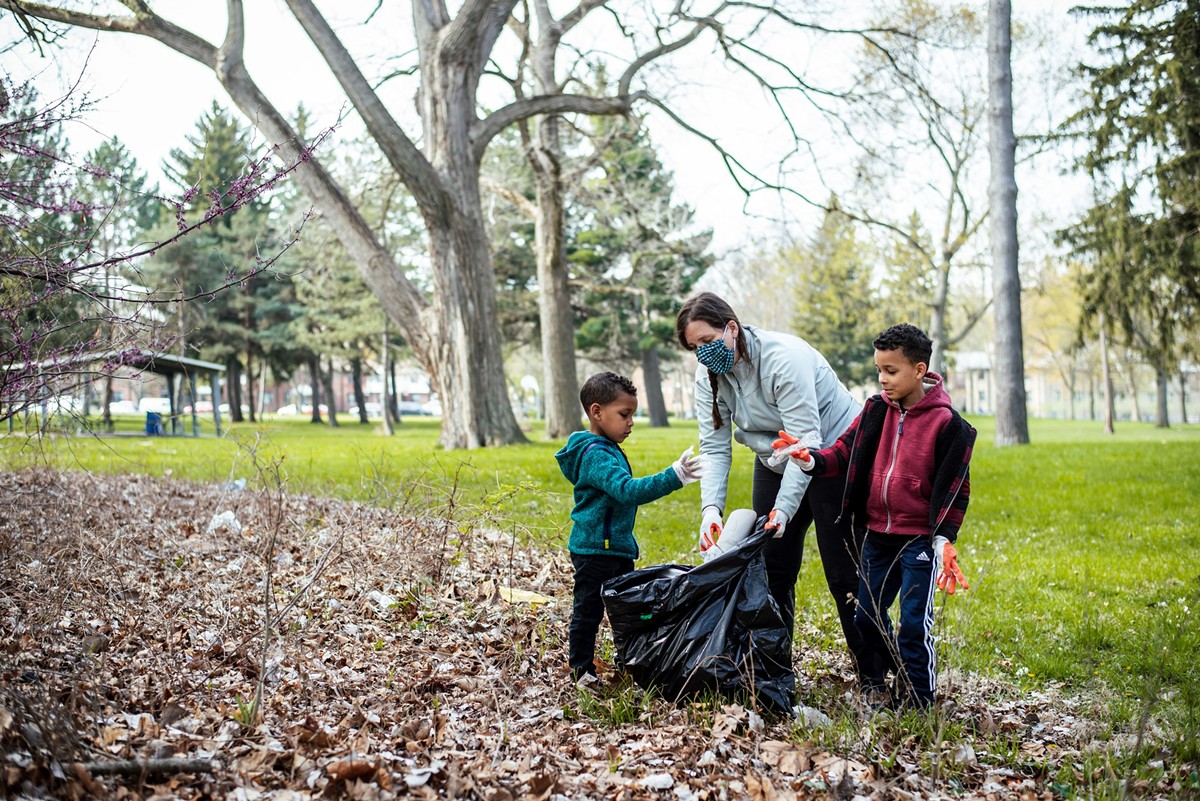 Neighborhood groups and community members can sign up to volunteer for Palmer Park's Earth Day celebration.