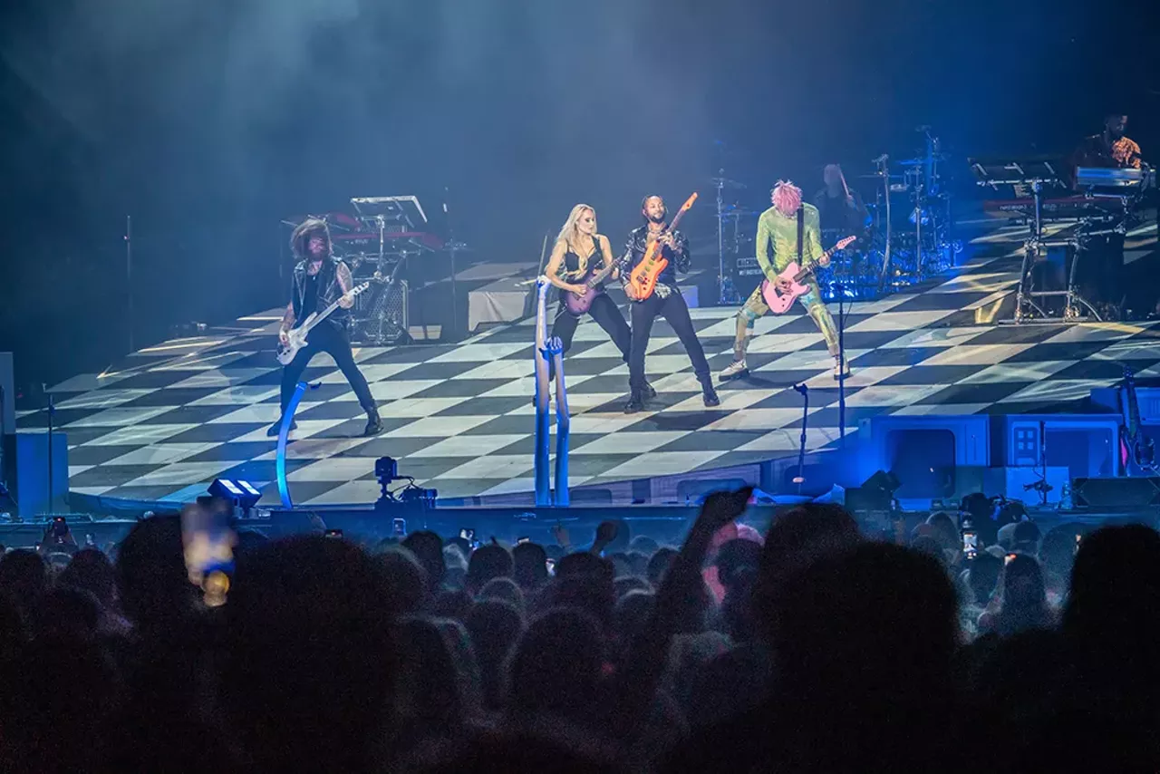 Image: Photos from the Machine Gun Kelly and Avril Lavigne show at Detroit’s Little Caesars Arena