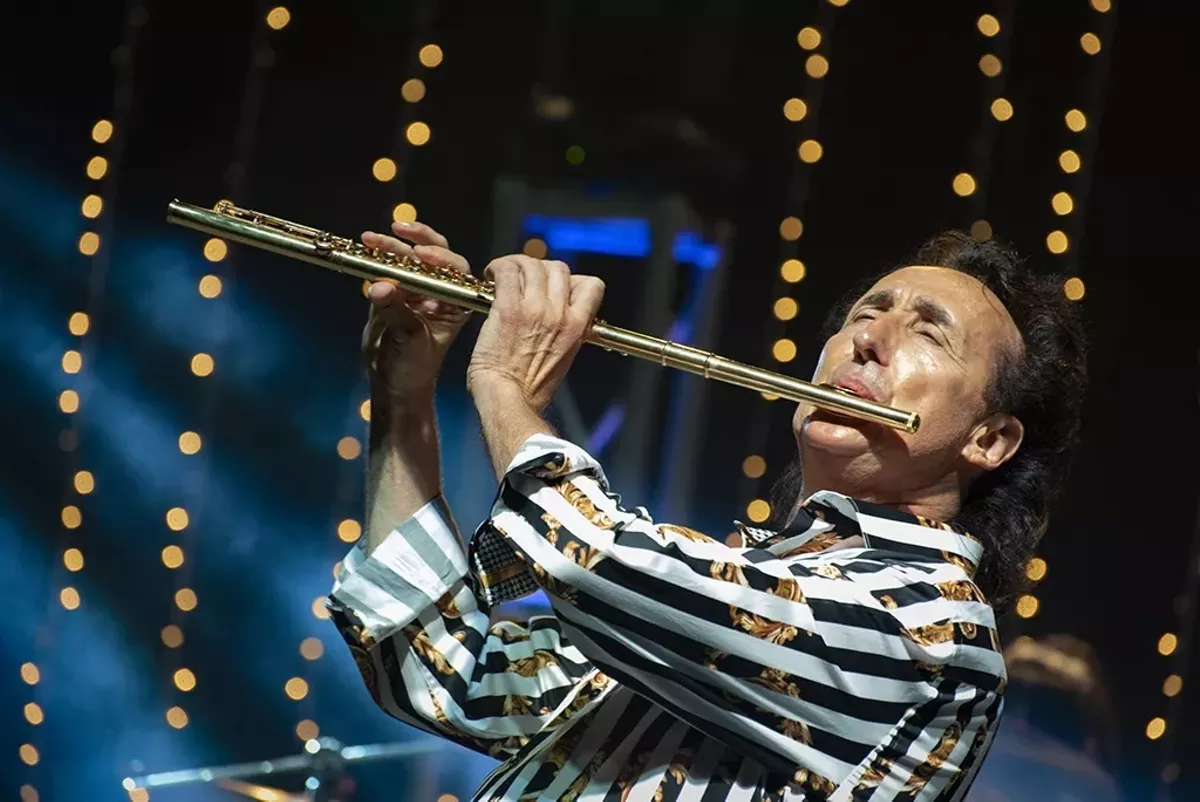 alexander_zonjic_performs.webp
