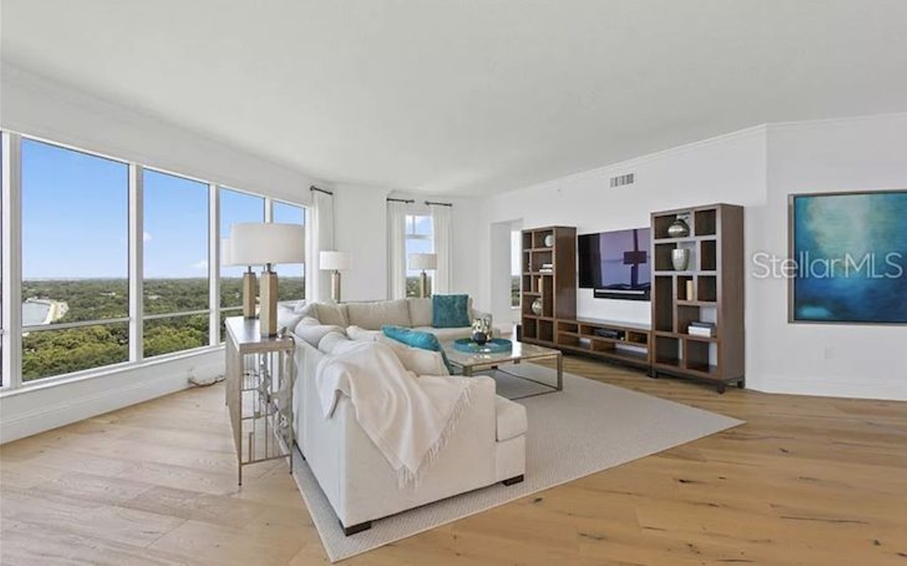 Steve Yzerman is selling his Tampa condo for $1.7 million &#151; let's take a tour