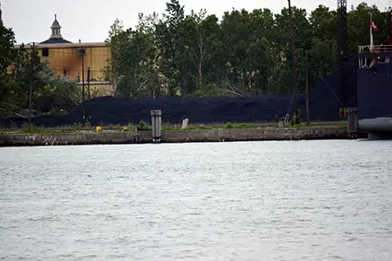 A ton of petcoke yields on average 53.6 percent more CO2 than a ton of coal.