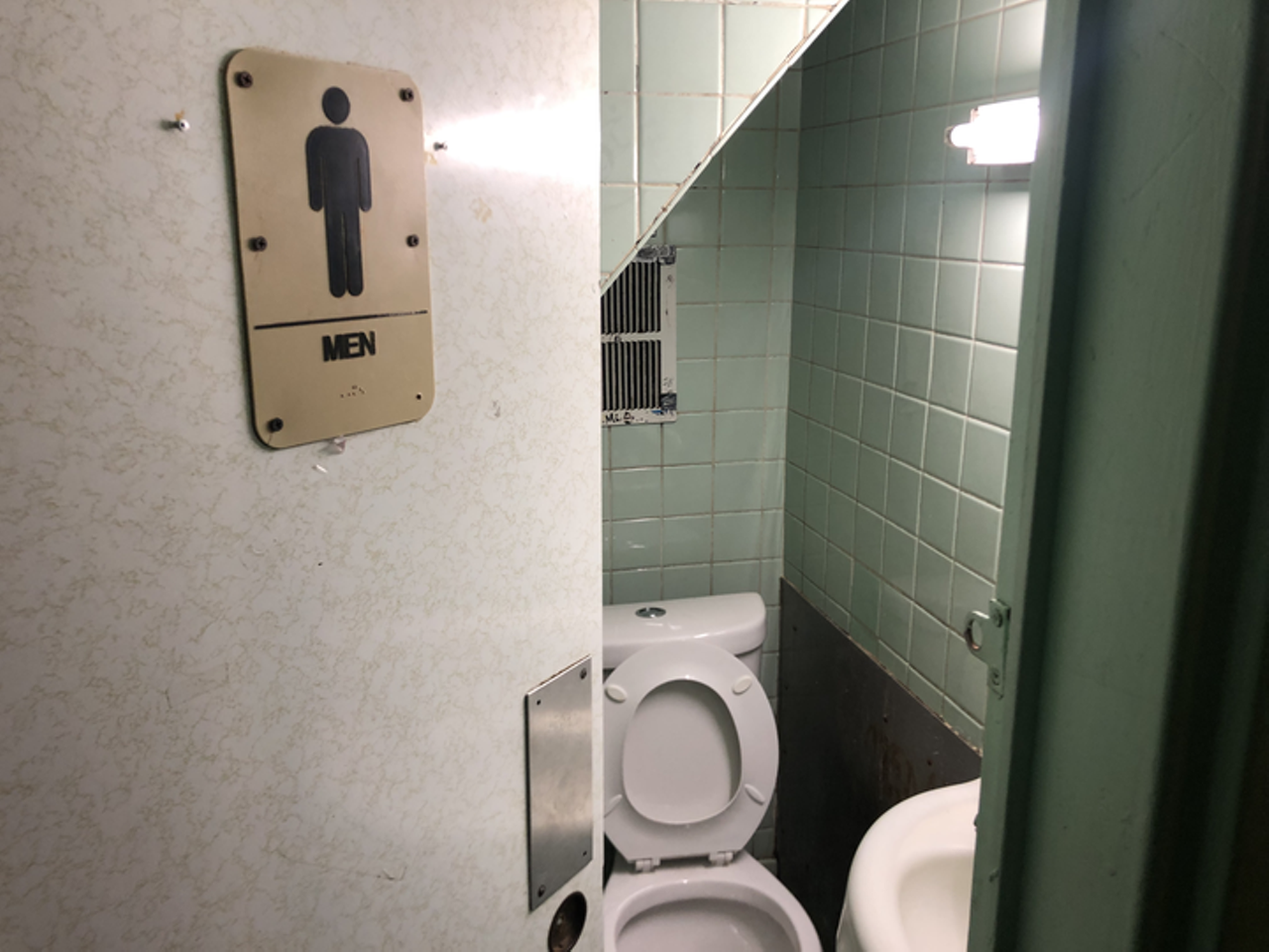 https://media2.metrotimes.com/metrotimes/imager/the-best-and-worst-bathrooms-in-metro-detroit/u/zoom/34892467/img_5675_720.png?cb=1702583459
