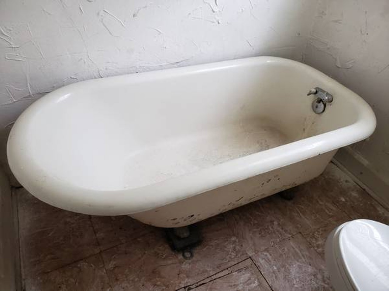 2 Victorian Style Clawfoot Bathtubs ($1000)
Because who doesn&#146;t need extra bathtubs?
Photo via  Craigslist