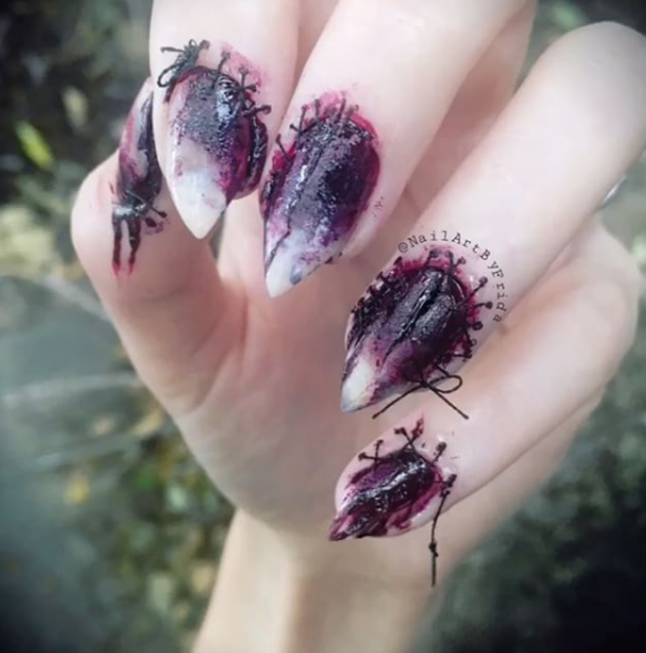 @nailartbyfreida has these nails in stitches