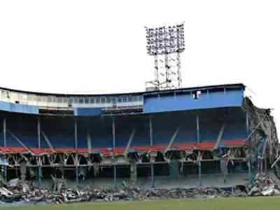 Image: The stadium's last gasp