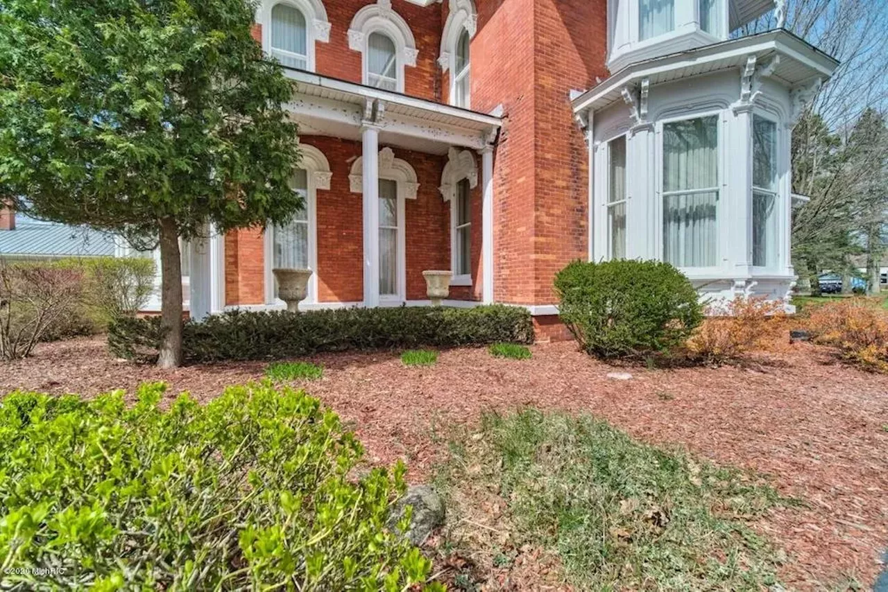 Image: This 145-year-old house in Manistee has a shagadelic carpet situation