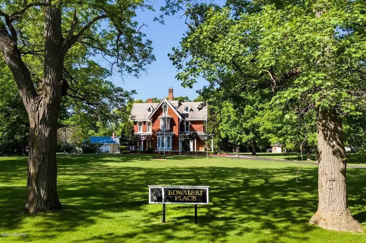 Image: This 145-year-old house in Manistee has a shagadelic carpet situation