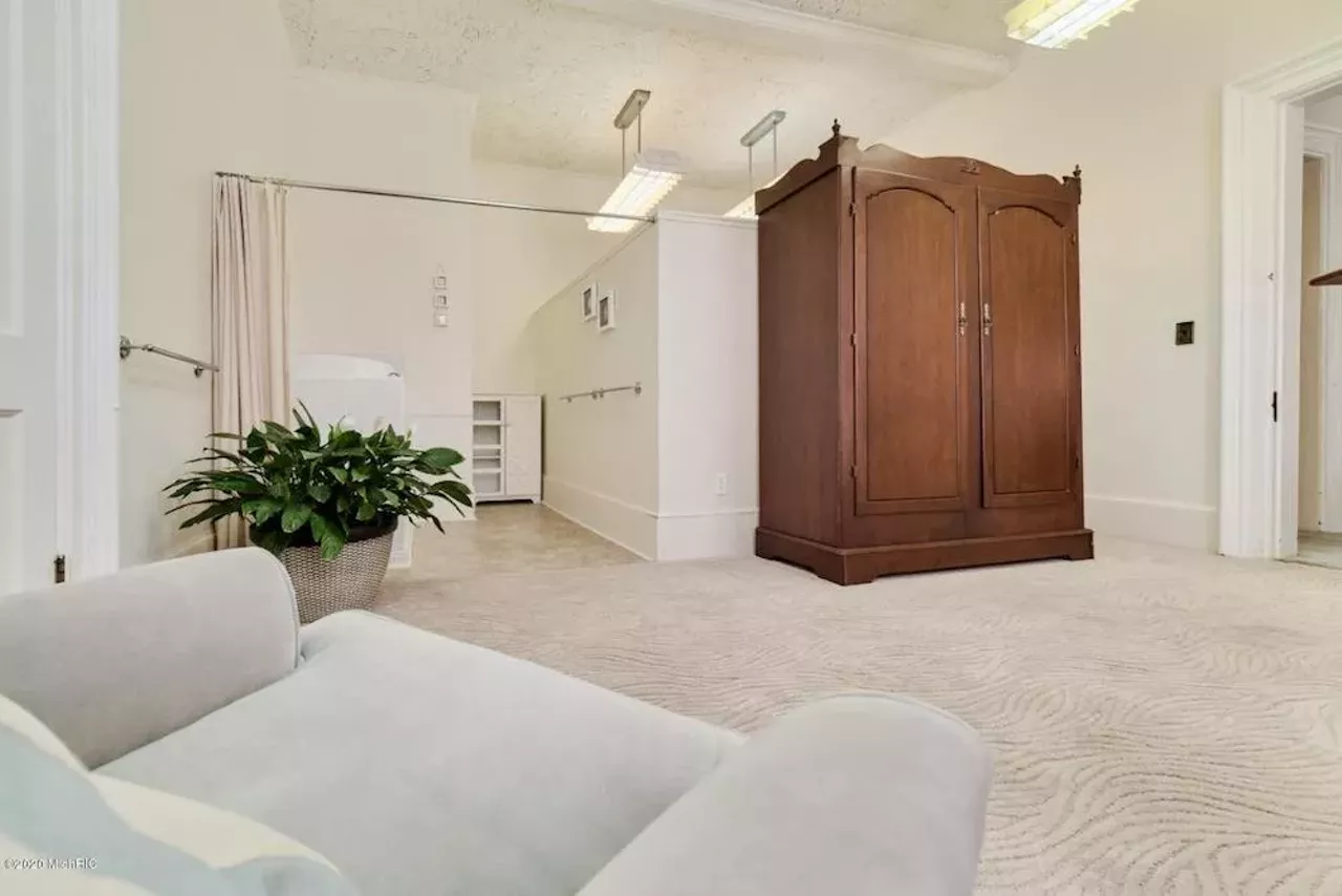 Image: This 145-year-old house in Manistee has a shagadelic carpet situation