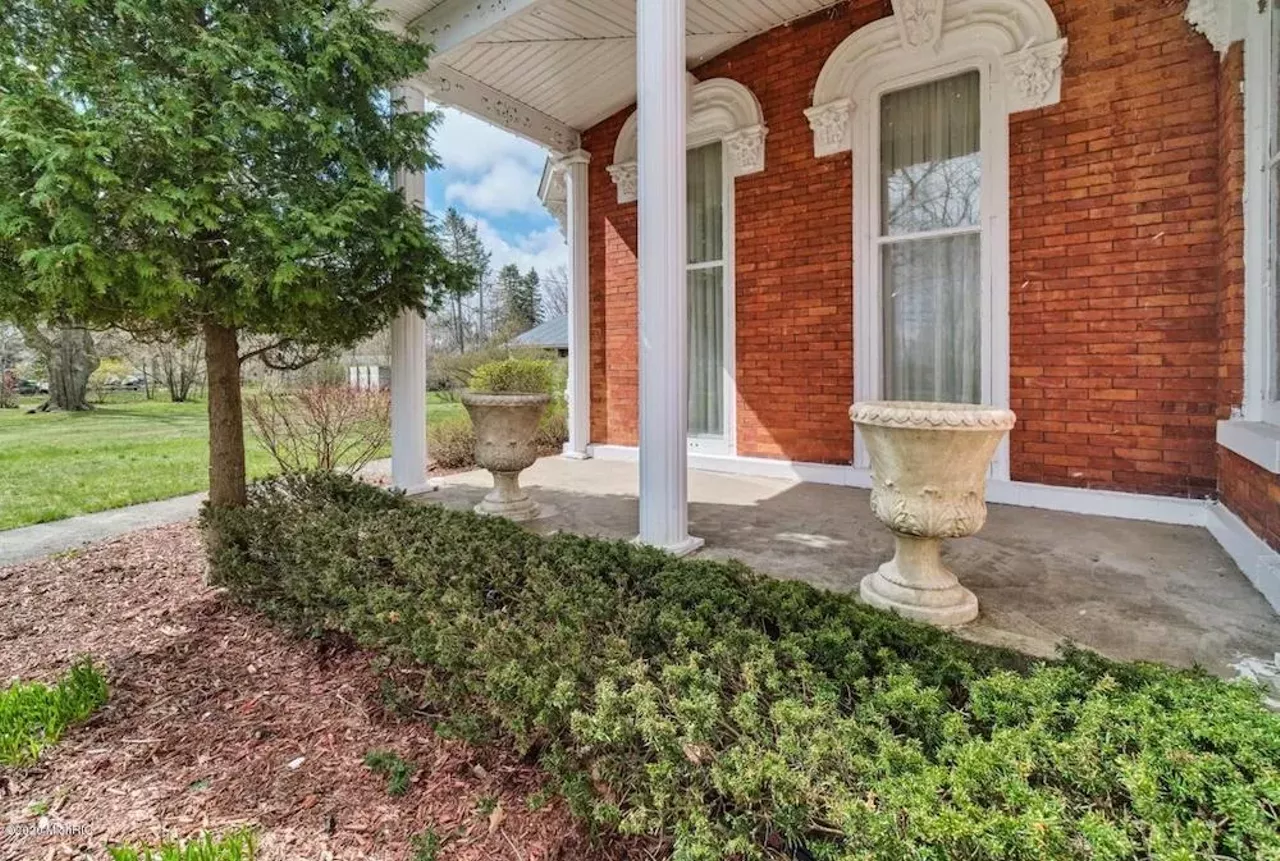Image: This 145-year-old house in Manistee has a shagadelic carpet situation