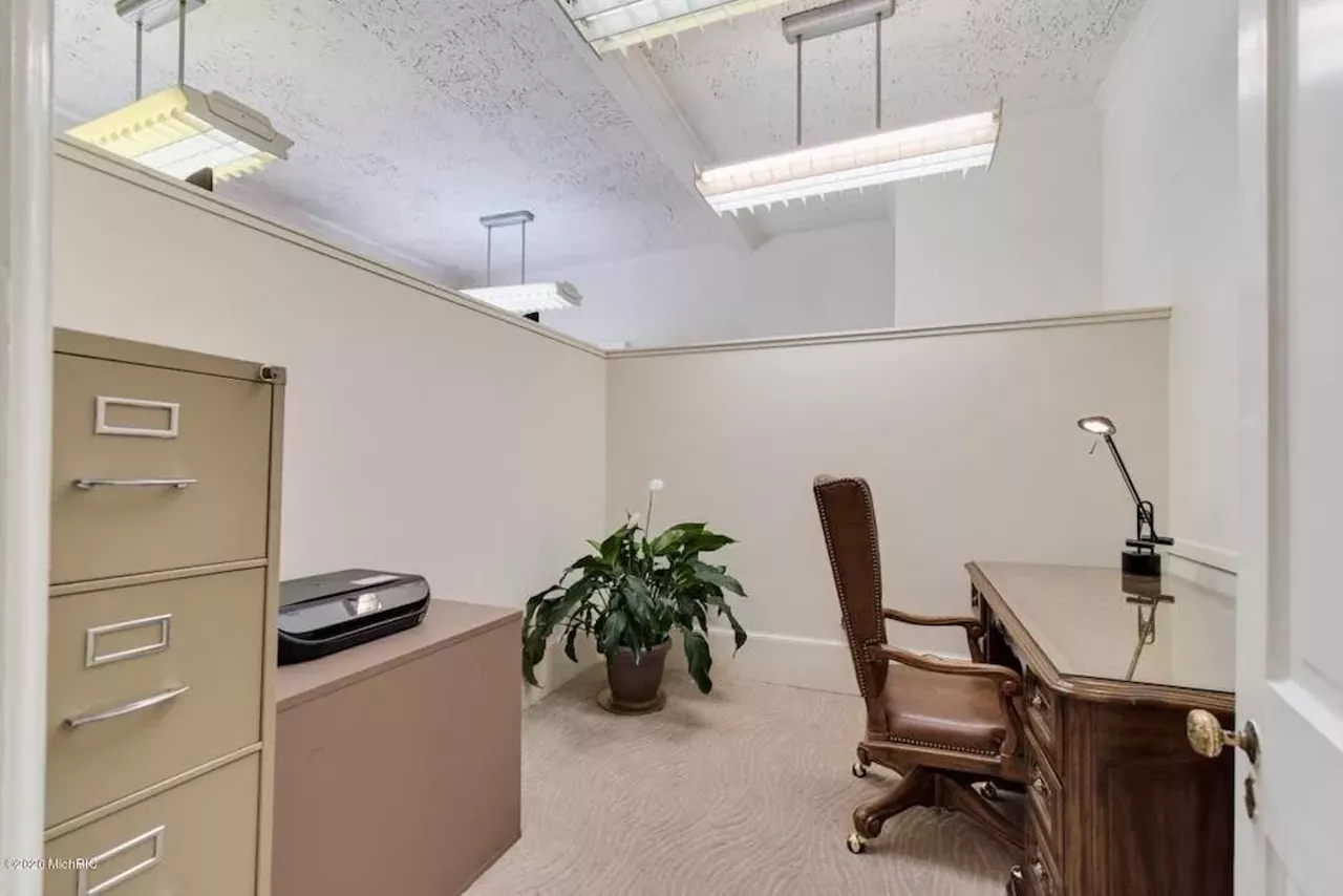 Image: This 145-year-old house in Manistee has a shagadelic carpet situation