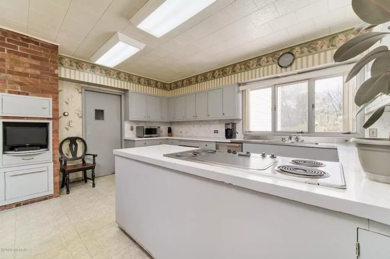 Image: This 145-year-old house in Manistee has a shagadelic carpet situation