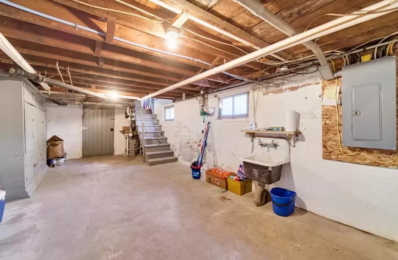 Image: This 145-year-old house in Manistee has a shagadelic carpet situation