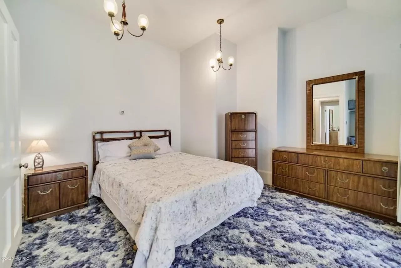 Image: This 145-year-old house in Manistee has a shagadelic carpet situation