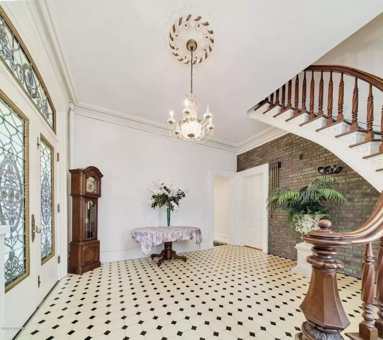 Image: This 145-year-old house in Manistee has a shagadelic carpet situation