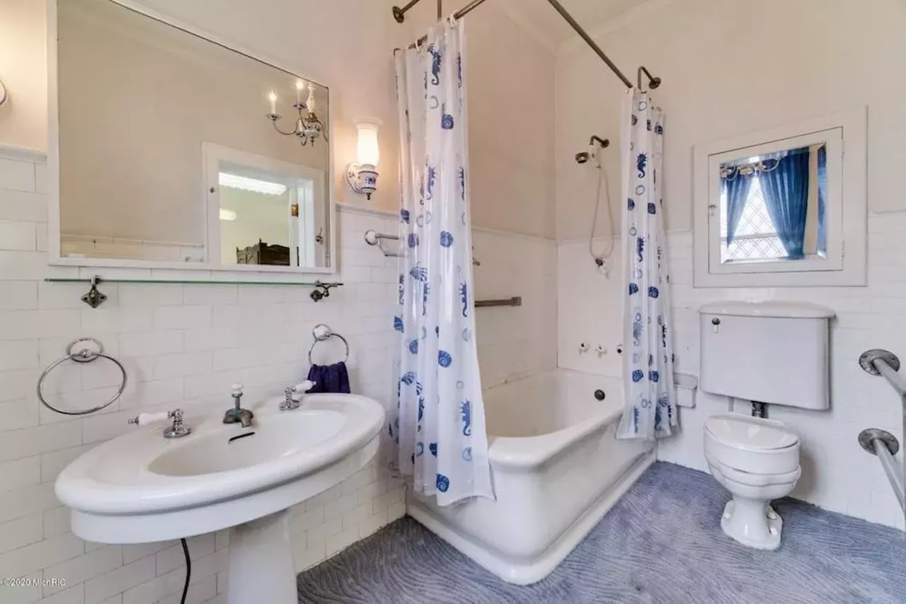 Image: This 145-year-old house in Manistee has a shagadelic carpet situation