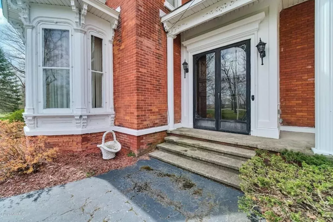 Image: This 145-year-old house in Manistee has a shagadelic carpet situation