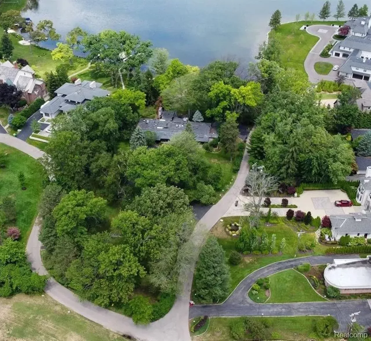 Image: This $2.7 million lakefront Minoru Yamasaki-designed home in metro Detroit has an indoor lap pool