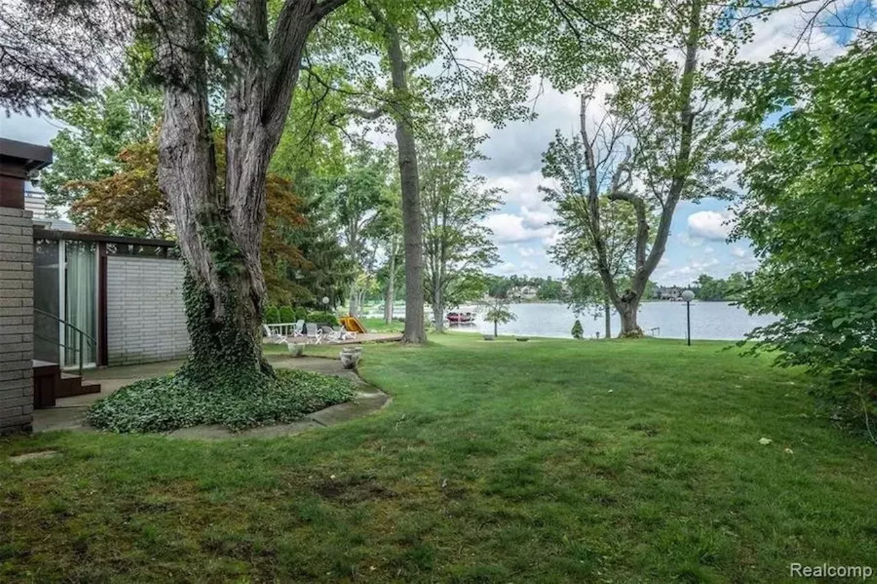 Image: This $2.7 million lakefront Minoru Yamasaki-designed home in metro Detroit has an indoor lap pool