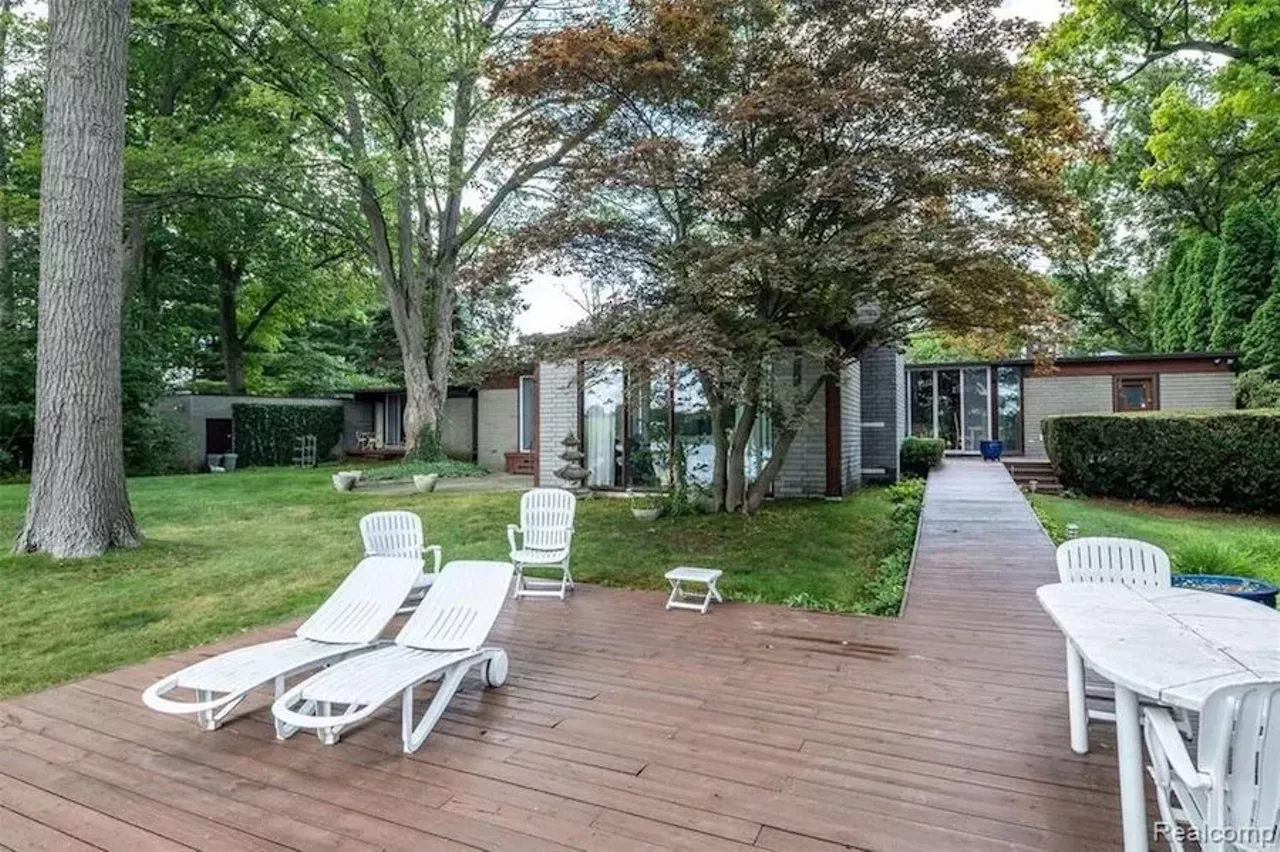 Image: This $2.7 million lakefront Minoru Yamasaki-designed home in metro Detroit has an indoor lap pool