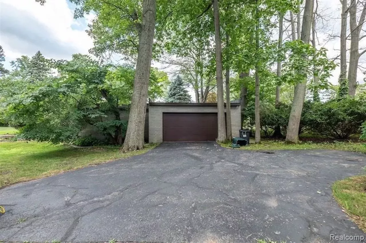 Image: This $2.7 million lakefront Minoru Yamasaki-designed home in metro Detroit has an indoor lap pool