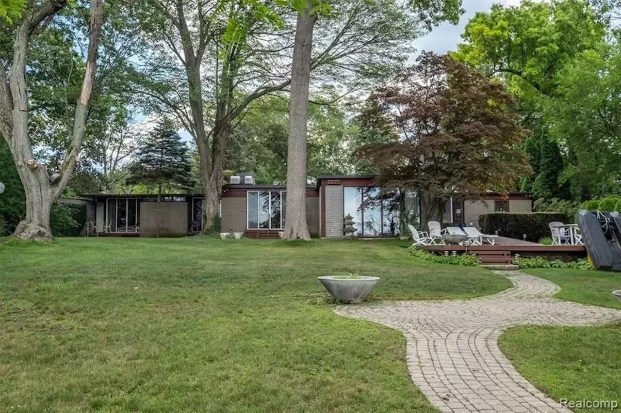 Image: This $2.7 million lakefront Minoru Yamasaki-designed home in metro Detroit has an indoor lap pool