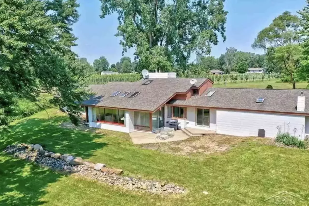 Image: This $459k mid century modern house in Saginaw was designed by architect Daniel Toshach &#151;&nbsp;let's take a tour