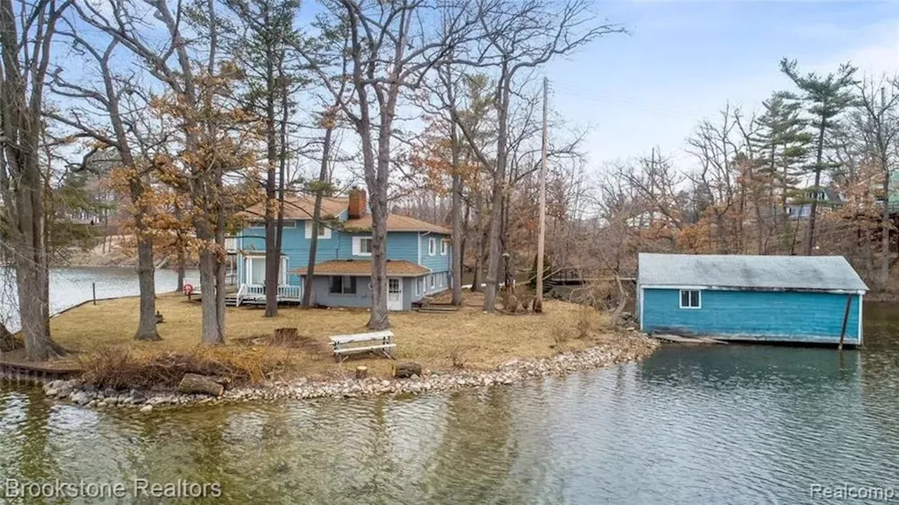 Image: This $460k island house in Leonard has a bridge and Brady Bunch-style kitchen