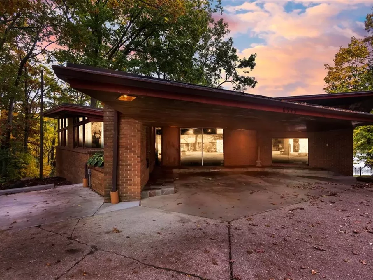 Image: This $499k mid-century home in Grand Blanc was made without right angles &#151;&nbsp;let's take a tour