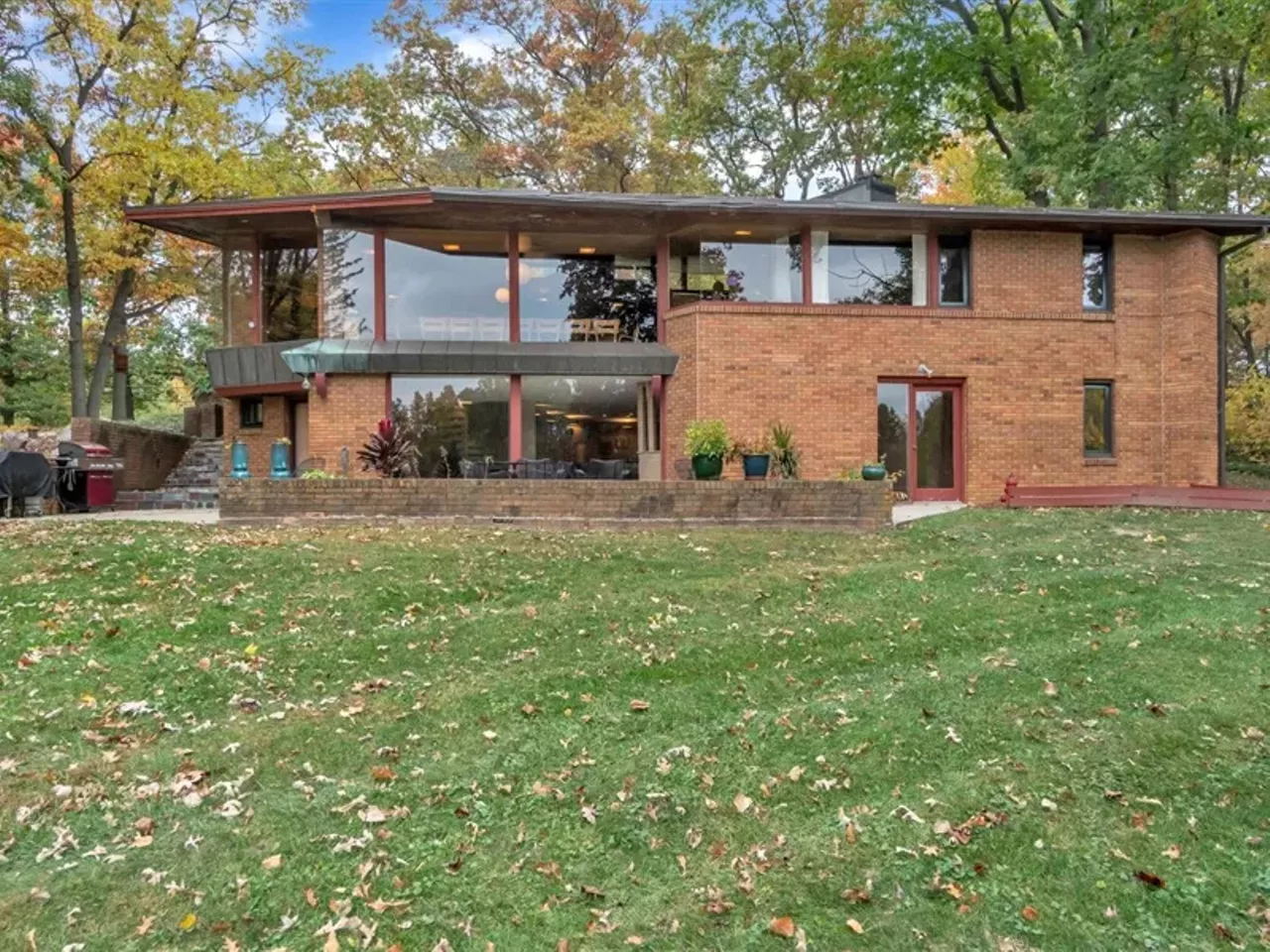Image: This $499k mid-century home in Grand Blanc was made without right angles &#151;&nbsp;let's take a tour