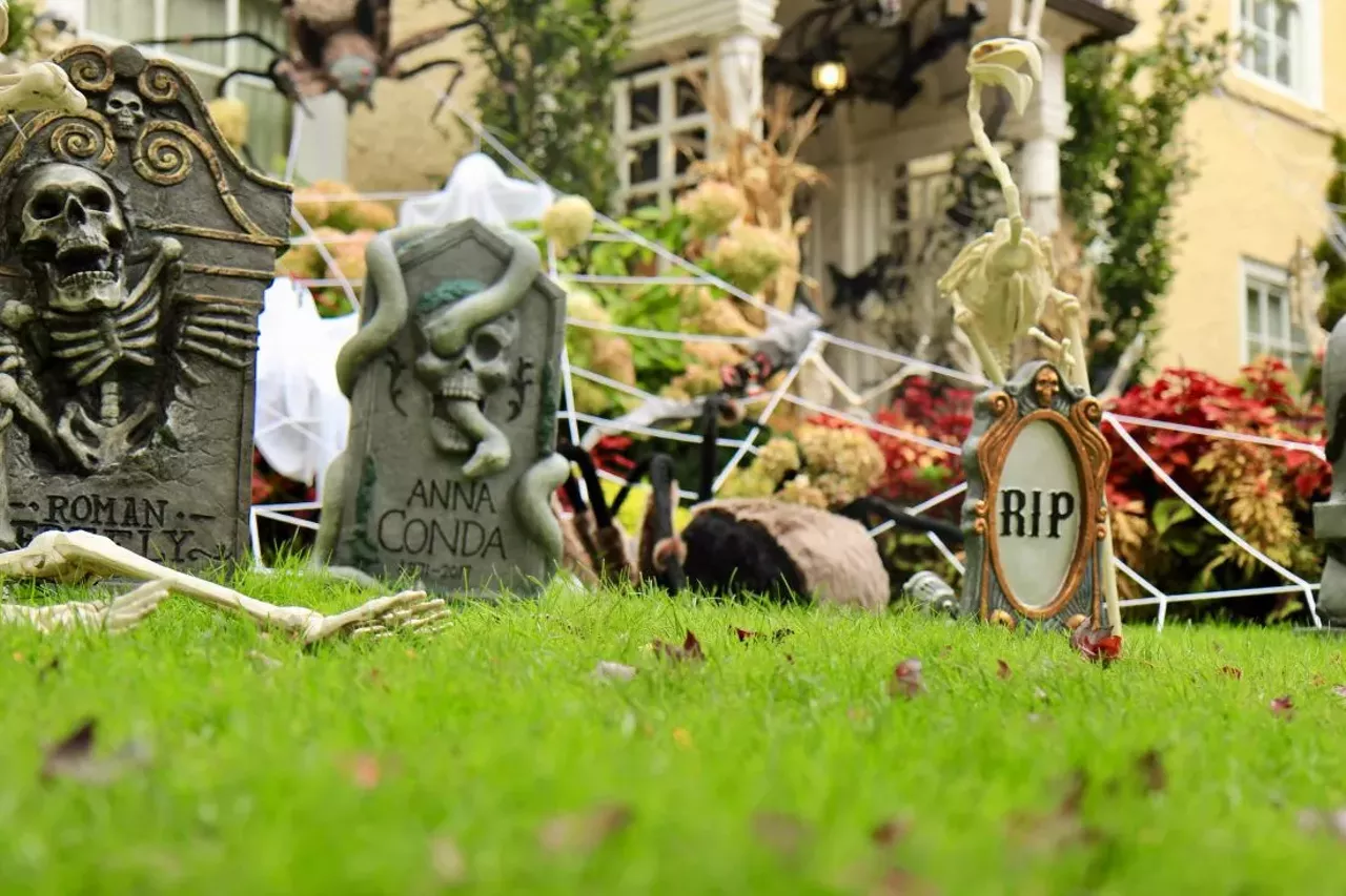 This Detroit home's Halloween decorations are so extra – and we're here for  it, Detroit