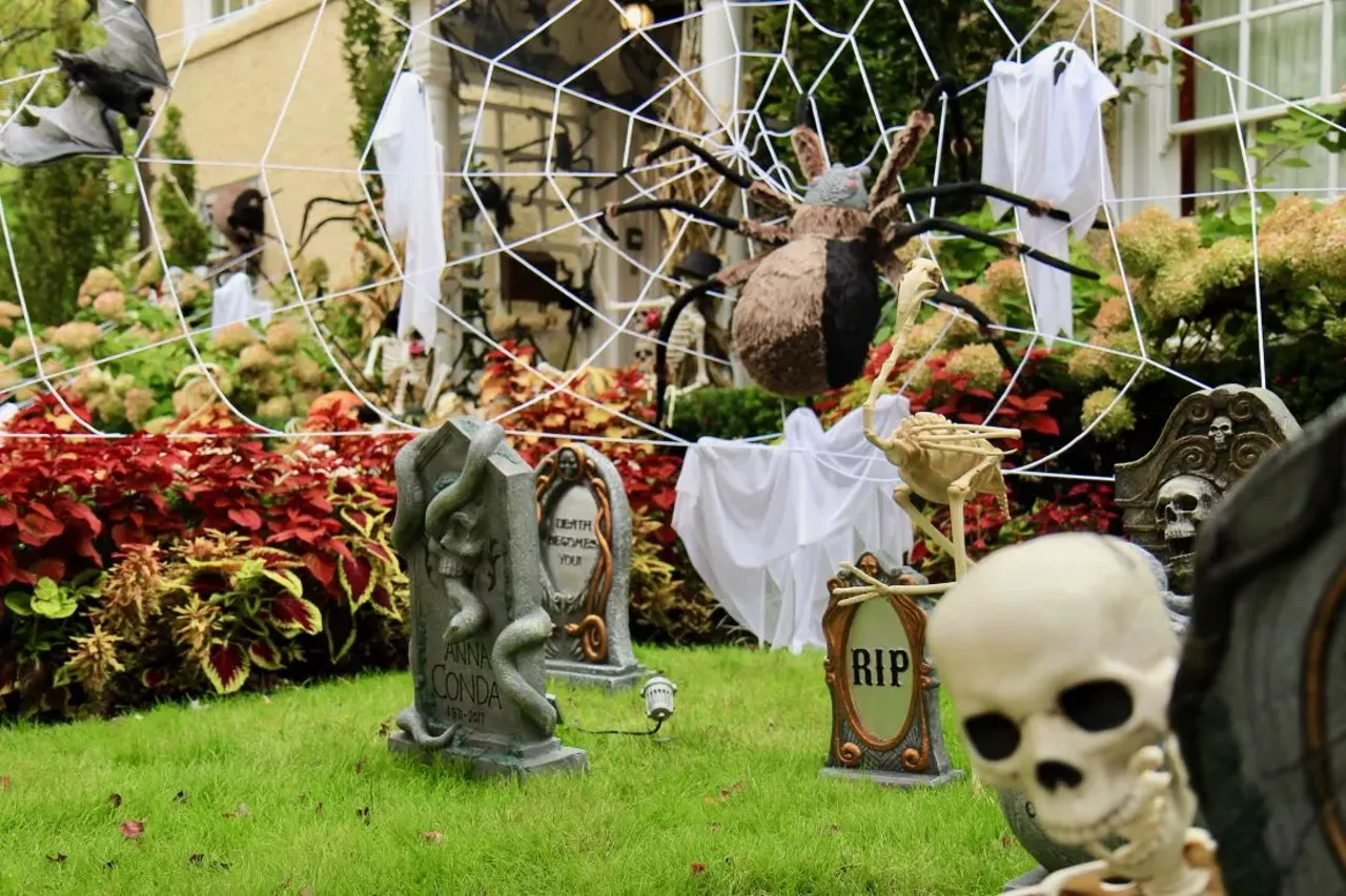 This Detroit home's Halloween decorations are so extra – and we're here for  it, Detroit