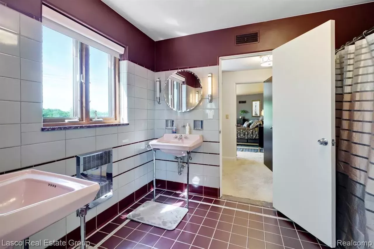 Image: This 'wedding cake' house in Grand Blanc is an art deco lover's dream &#151; and it has a ballroom you could probably roller skate in