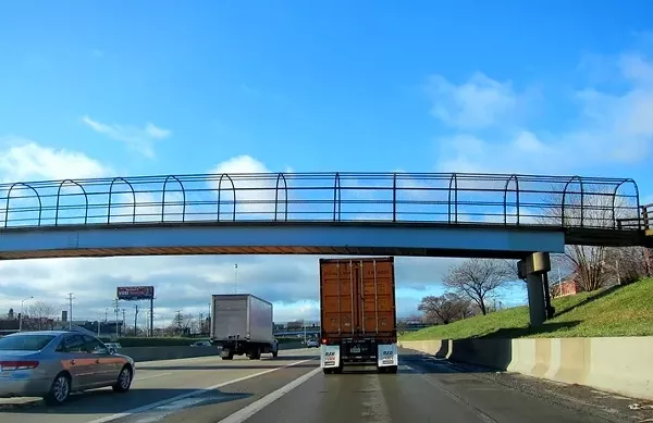 Southbound I-75 closes in Detroit after big ol' semi-truck hits overpass