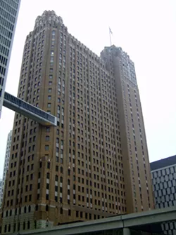 The pedestrian bridge that links the Guardian Building and One Woodward. - Wikimedia Creative Commons, Mikerussell