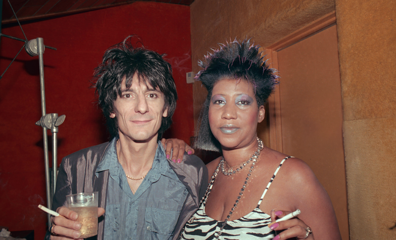 Ron Wood of the Rolling Stones with Aretha Frankin. - Linda Solomon