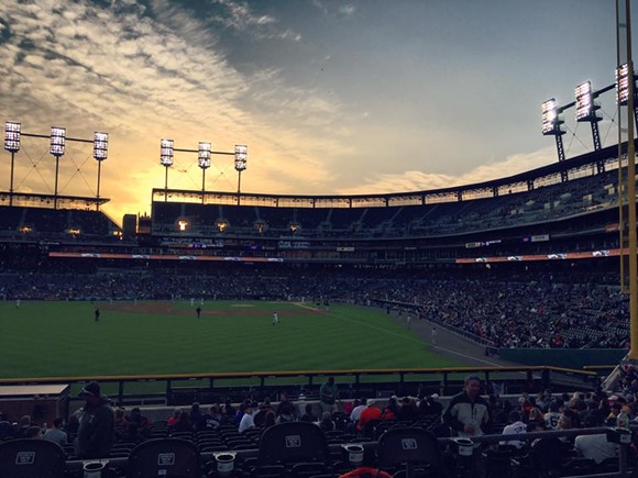 VIDEO: Detroit Tigers outfielder flips off crowd after error