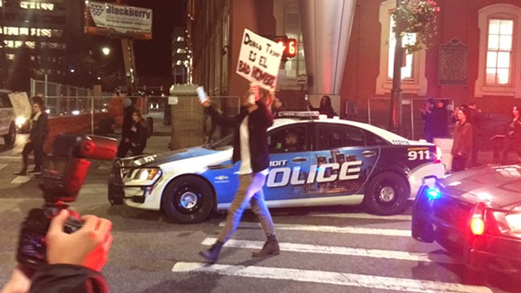 A protestor holds a "Donald Trump es el bad hombre" sign.