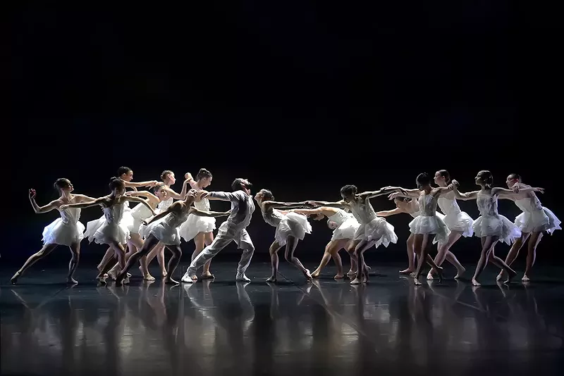 Ballet Preljocaj performs Swan Lake. - JC Carbonne