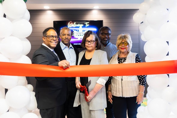 Detroit Deputy Mayor Todd Bettison, Dr. Louis Radden, Camille Hicks, City Council President Pro Tem James Tate and Police Commissioner Linda Bernard cutting at ribbon at Nuggets Dispensary. - City of Detroit