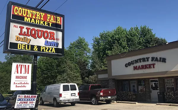 Chowhound: This liquor store sells some of the best fried chicken in Michigan