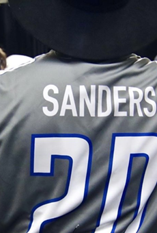 Snowflake country fans are mad at Garth Brooks for wearing a Barry Sanders jersey, thinking it was for Bernie Sanders