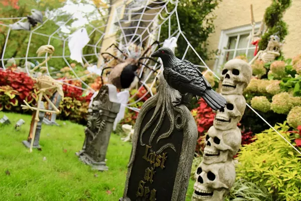 This Detroit home's Halloween decorations are so extra – and we're here for  it, Detroit