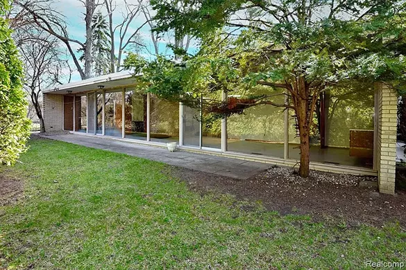 This Southfield mid-century modern home needs some TLC [PHOTOS]