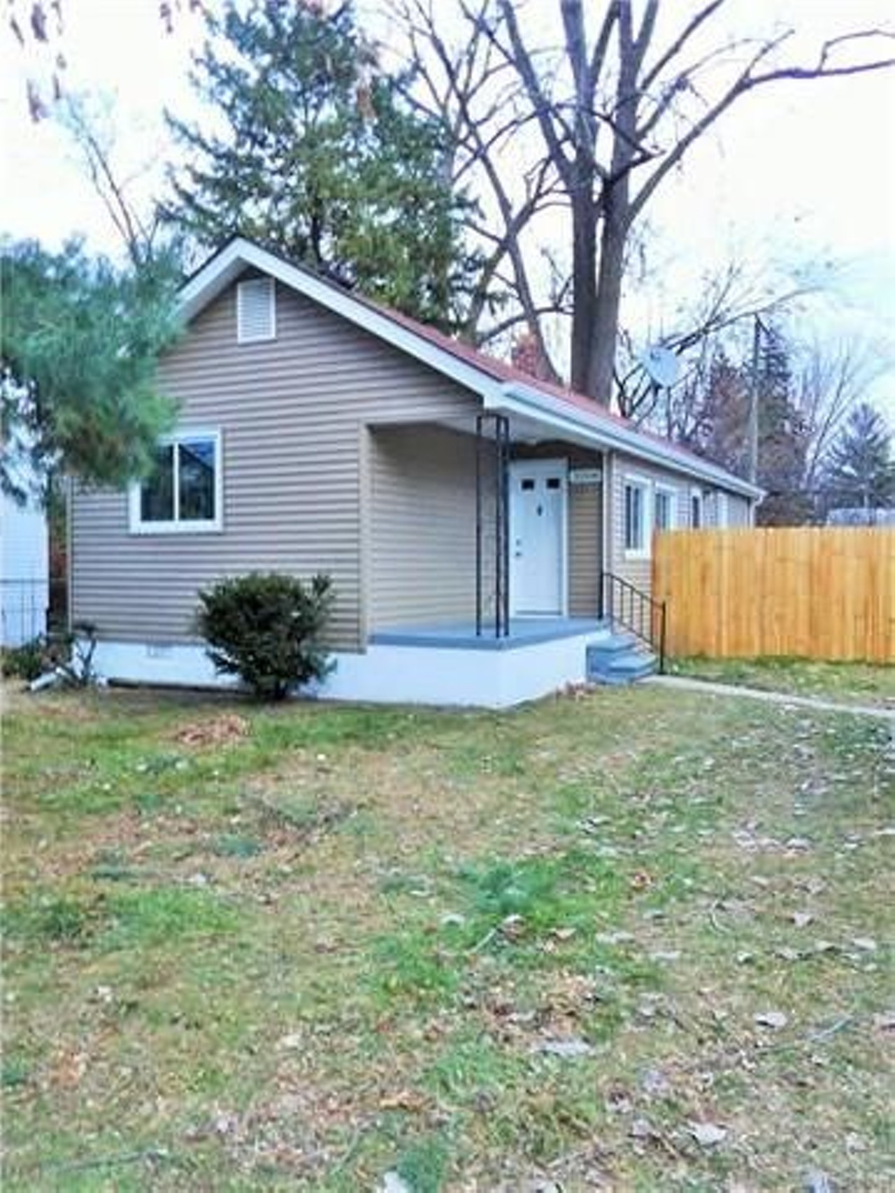 3208 Minerva St, Ferndale
$106,900
2 beds, 1 bath, 763 sq ft, 6,098 sq ft lot
We love this listing. New countertops and and the carpet looks fresh and clean. Plus, the big backyard is a great bonus.