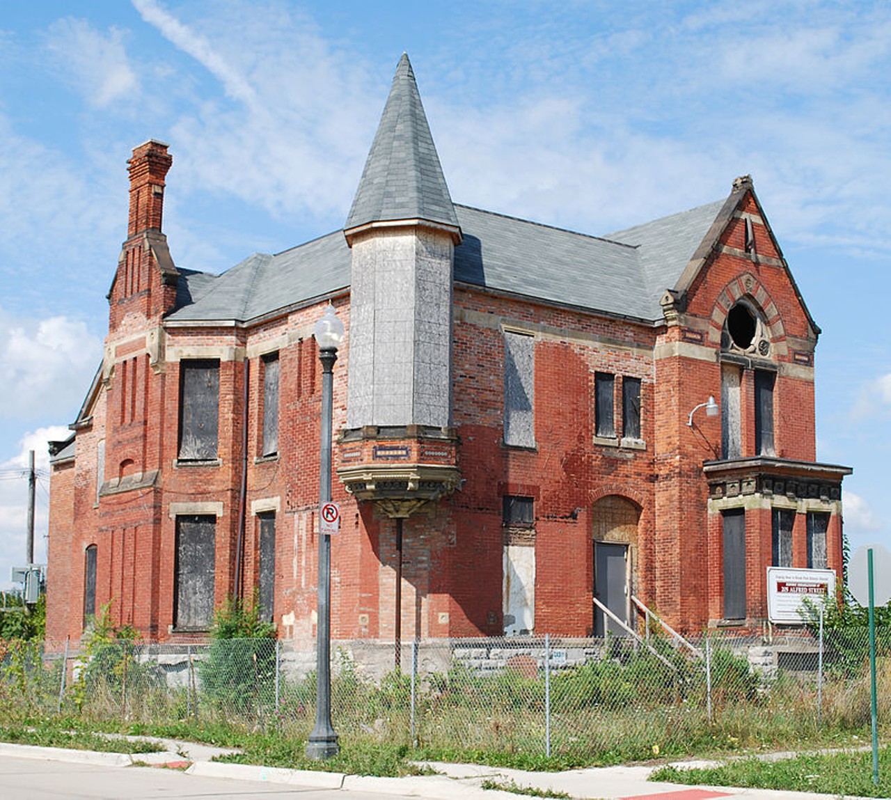 Abandoned House
The Ransom Gillis House, in its pre-Rehab Addict state, provided the scene for one of Batman&#146;s late night crime fighting adventures. Moviegoers following the app may be surprised to see how different this site looks now. (Photo Credit: Andrew Jameson via Wikimedia Commons)