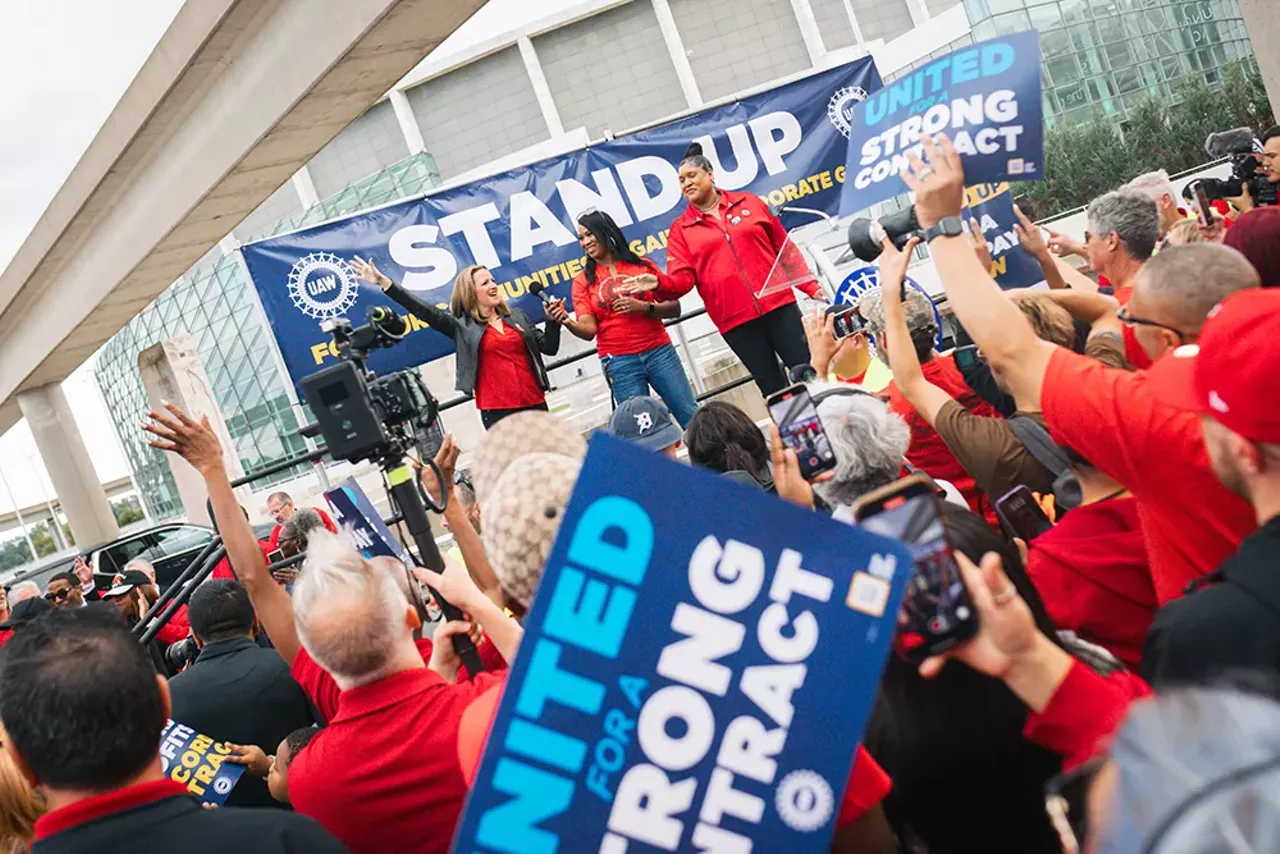 Image: UAW workers rally in support of historic strike in Detroit